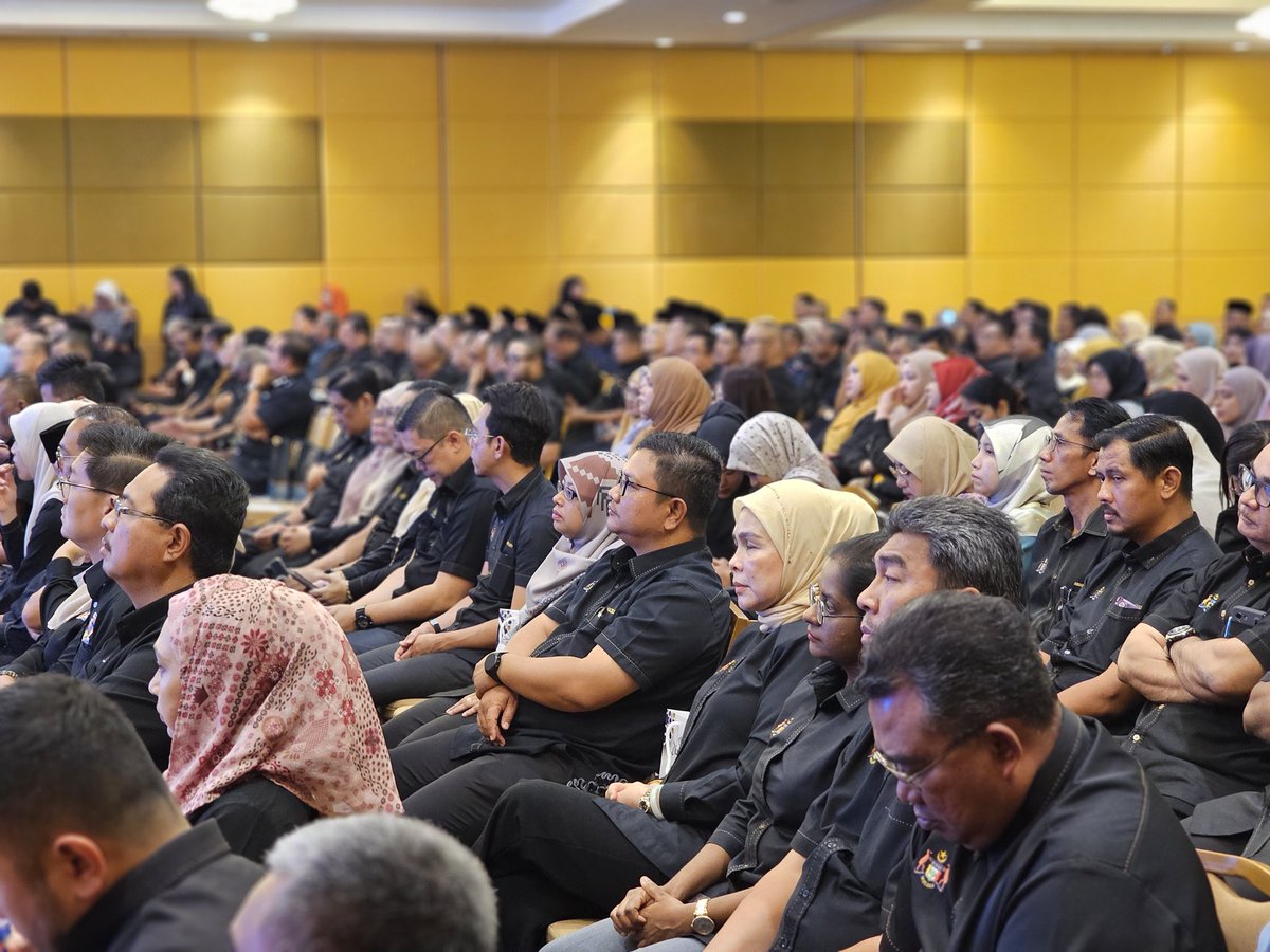 Pengarah Kerja Raya Melaka Tuan Ir. Hj. Mohamad Salzeli bin Moktar pagi ini hadir dalam Majlis Perhimpunan Bulanan Pentadbiran Kerajaan Negeri Melaka bagi Bulan September 2024 di Dewan MITC.