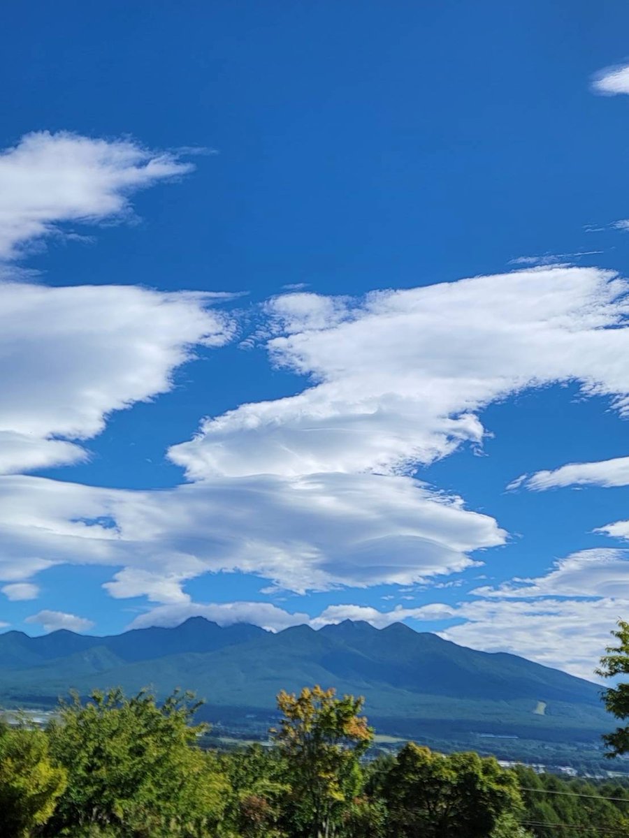 jcprakouhou's tweet image. 【行ってきました！】標高約1000m、最高の天気！容リ協ニュース97号の発行に向けて八ヶ岳へ🌄
季節外れの暑さだけど、入笠山山頂には秋の気配です🍁さてどんなニュースになるのかな？11月末にお届けします。お楽しみに！
 #リサイクル #SDGs #容リ #取材へのご協力に感謝