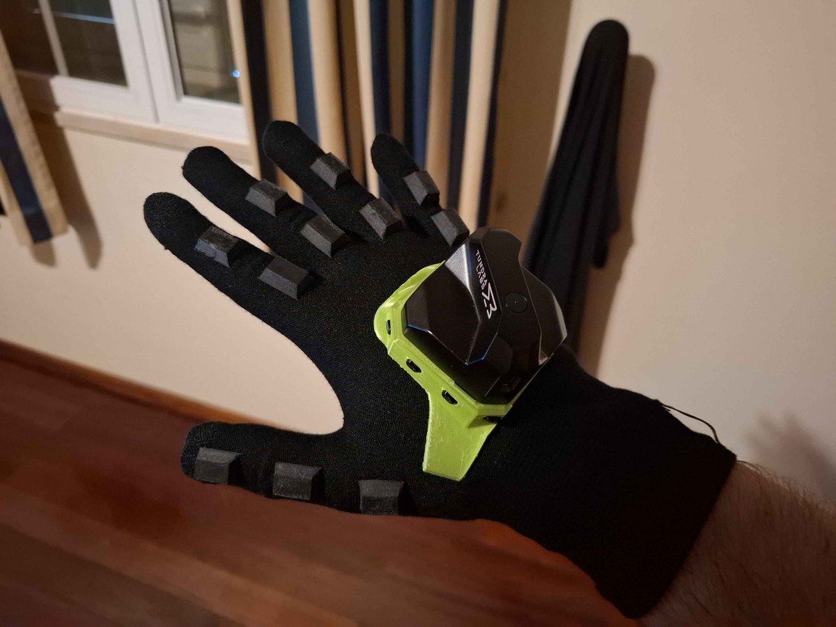 Tundra Tracker/VIVEトラッカー3.0用のストラップなどを手掛けるEOZ