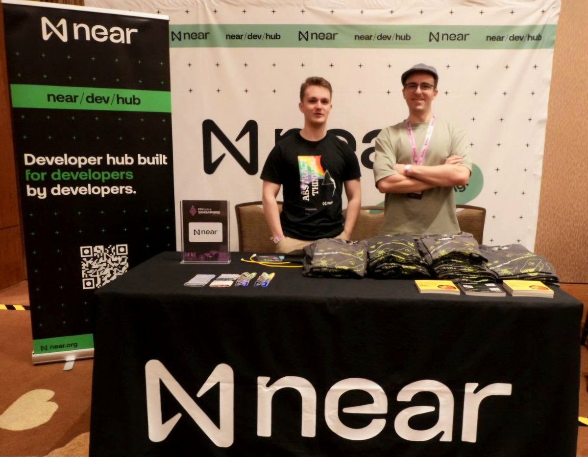 GM Singapore! It's time for <a href="/ETHGlobal/">ETHGlobal</a> hackathon.☀️🇸🇬

Code your way to the #NEAR bounty of 10K:

👉 6K for the Chain signature track.
👉 4K for bringing AI and Web3 together on #NEAR.⬇️

ethglobal.com/events/singapo…

Come to our booth and chat with the #NEARDevHub devrels!🤝