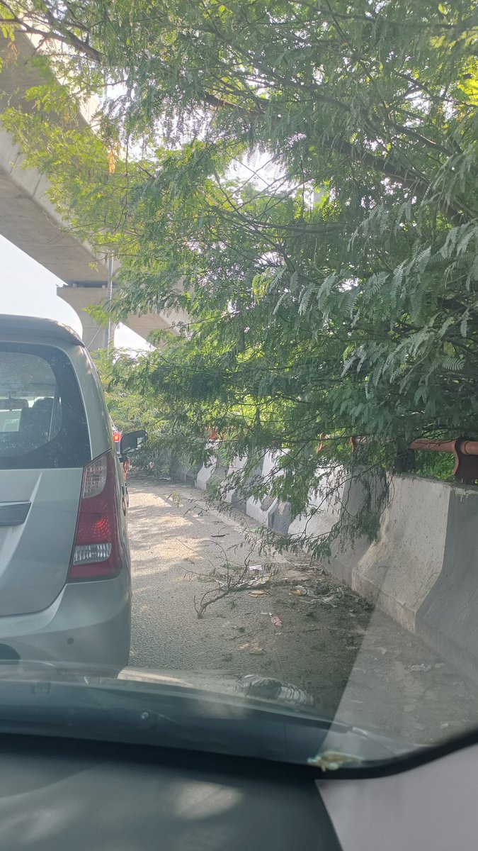 TWITOFSILAWAT's tweet photo. @dtptraffic, @official_dda, 
जैसे ही काले खां फ्लाईओवर से उतरकर बारापूला फ्लाई ओवर पर चढ़ते है तो कुछ पेड़ की टहनियां सड़क पर आ गई है और गाड़ी से टकराती रहती है, कौन इसकी मोनिटिरिंग कर रहा है , इसको तुरंत कटवाया जाए
और क्या एक्शन लिया इसकी सूचना भी आज ही दी जाए, 
धन्यवाद https://t.co/D3HV6Soq30