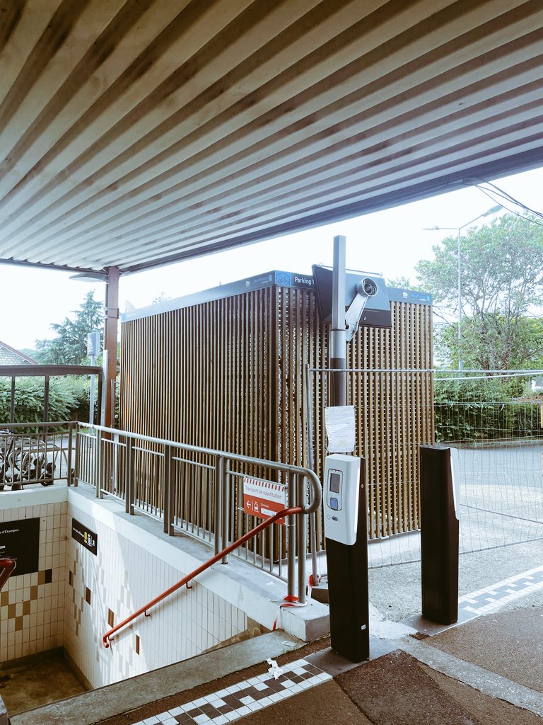 AdcPcs's tweet photo. Bonjour @IDFmobilites et @dbougraud En gare @Actu_Transilien de Lardy, le tableau de départ @RERC_SNCF  est masqué depuis la construction du nouvel abris vélo. Pouvez vous le rendre de nouveau visible pour tous ? Cordialement https://t.co/uo12Rf9UCt