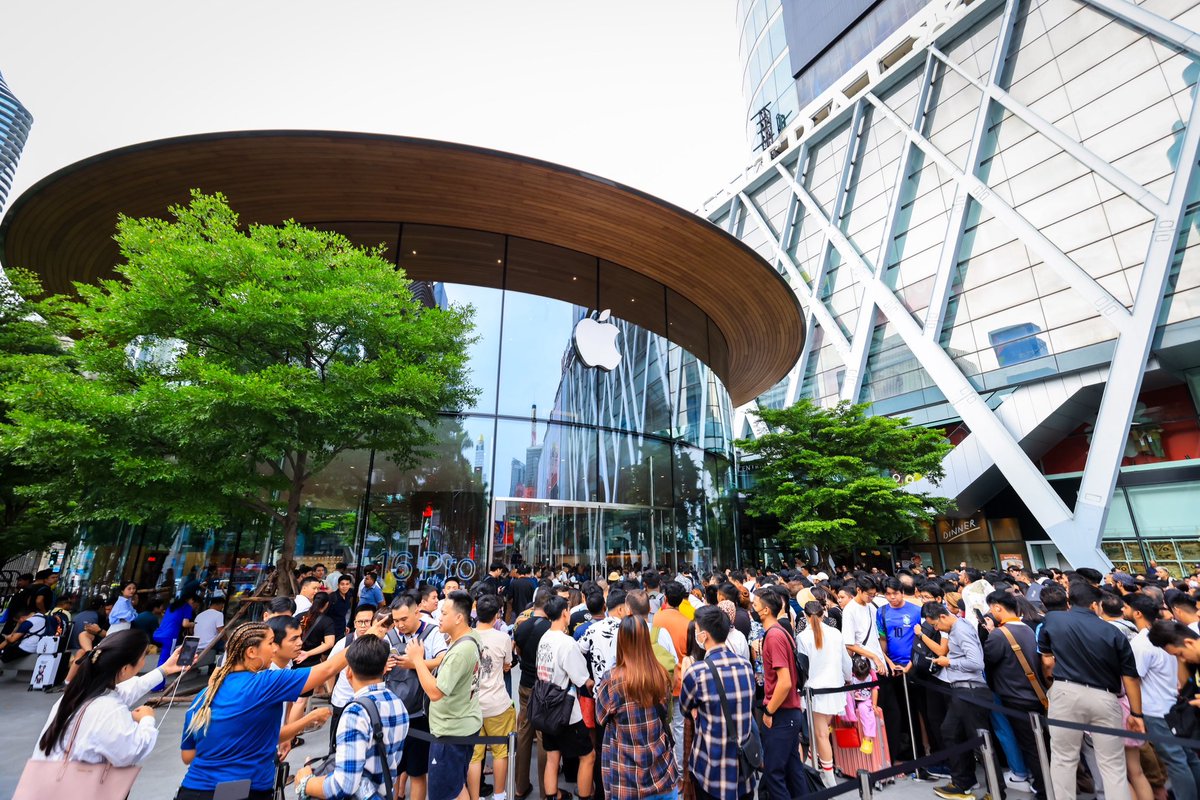 centralwOrld's tweet photo. ความคึกคักขั้นสุดที่ Apple centralwOrld🍏ในวันแรกของการรับเครื่อง iPhone 16 ปี 2024 ที่ยังคงได้รับการตอบรับจากแฟนๆ iPhone เป็นอย่างดี
📲 ไหนใครได้รับเครื่องไปแล้ว เอามาอวดกันได้เลย
#iPhone16 #iPhone16Pro #iPhone16ProMax #AppleCentralWorld #centralwOrld #AppleThailand https://t.co/SuOvzOPUYh