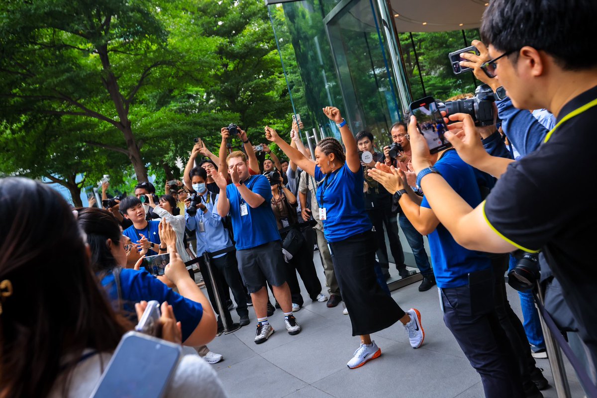 centralwOrld's tweet photo. ความคึกคักขั้นสุดที่ Apple centralwOrld🍏ในวันแรกของการรับเครื่อง iPhone 16 ปี 2024 ที่ยังคงได้รับการตอบรับจากแฟนๆ iPhone เป็นอย่างดี
📲 ไหนใครได้รับเครื่องไปแล้ว เอามาอวดกันได้เลย
#iPhone16 #iPhone16Pro #iPhone16ProMax #AppleCentralWorld #centralwOrld #AppleThailand https://t.co/SuOvzOPUYh