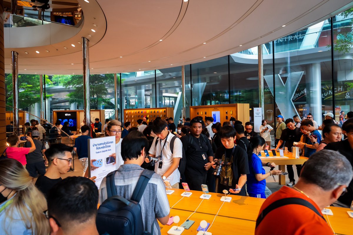 centralwOrld's tweet photo. ความคึกคักขั้นสุดที่ Apple centralwOrld🍏ในวันแรกของการรับเครื่อง iPhone 16 ปี 2024 ที่ยังคงได้รับการตอบรับจากแฟนๆ iPhone เป็นอย่างดี
📲 ไหนใครได้รับเครื่องไปแล้ว เอามาอวดกันได้เลย
#iPhone16 #iPhone16Pro #iPhone16ProMax #AppleCentralWorld #centralwOrld #AppleThailand https://t.co/SuOvzOPUYh