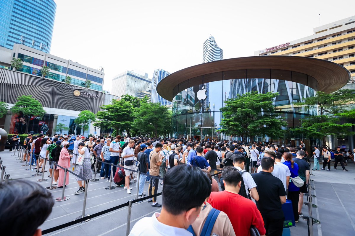 centralwOrld's tweet photo. ความคึกคักขั้นสุดที่ Apple centralwOrld🍏ในวันแรกของการรับเครื่อง iPhone 16 ปี 2024 ที่ยังคงได้รับการตอบรับจากแฟนๆ iPhone เป็นอย่างดี
📲 ไหนใครได้รับเครื่องไปแล้ว เอามาอวดกันได้เลย
#iPhone16 #iPhone16Pro #iPhone16ProMax #AppleCentralWorld #centralwOrld #AppleThailand https://t.co/SuOvzOPUYh