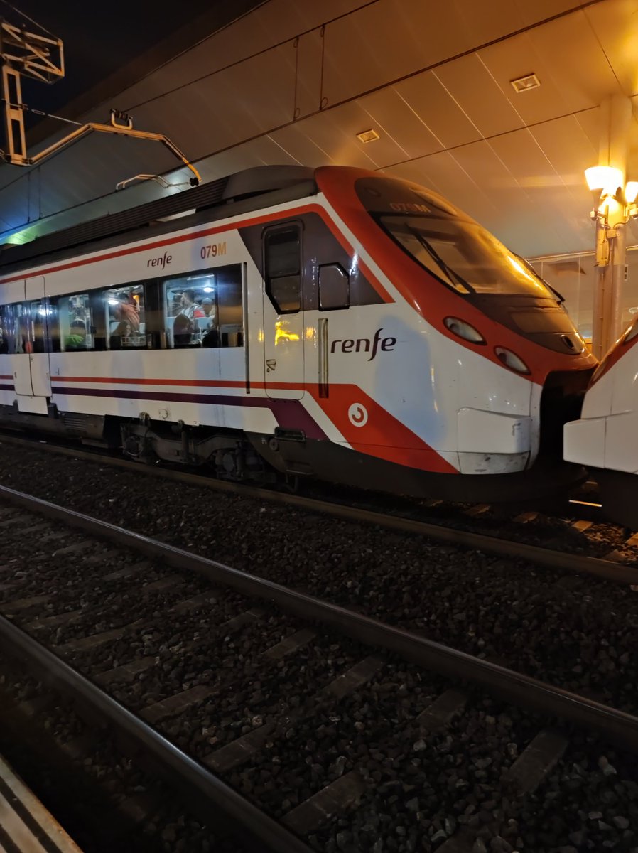 TrenAficion's tweet photo. 465 de @Renfe @CercaniasMadrid en la estación de El pozo #C2 #C7 #C8 #C8a #renfe #cercanias #madrid #fotografía https://t.co/TvIOOMNlnW