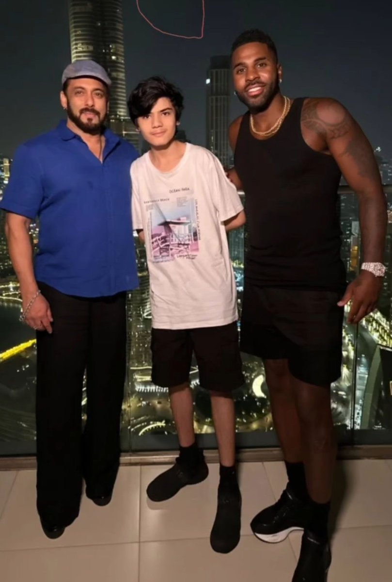 SalluJeet's tweet image. Megastar #SalmanKhan with American singer #JasonDerulo in Dubai ❤💫. 

#Sikandar #SikandarOnEid2025