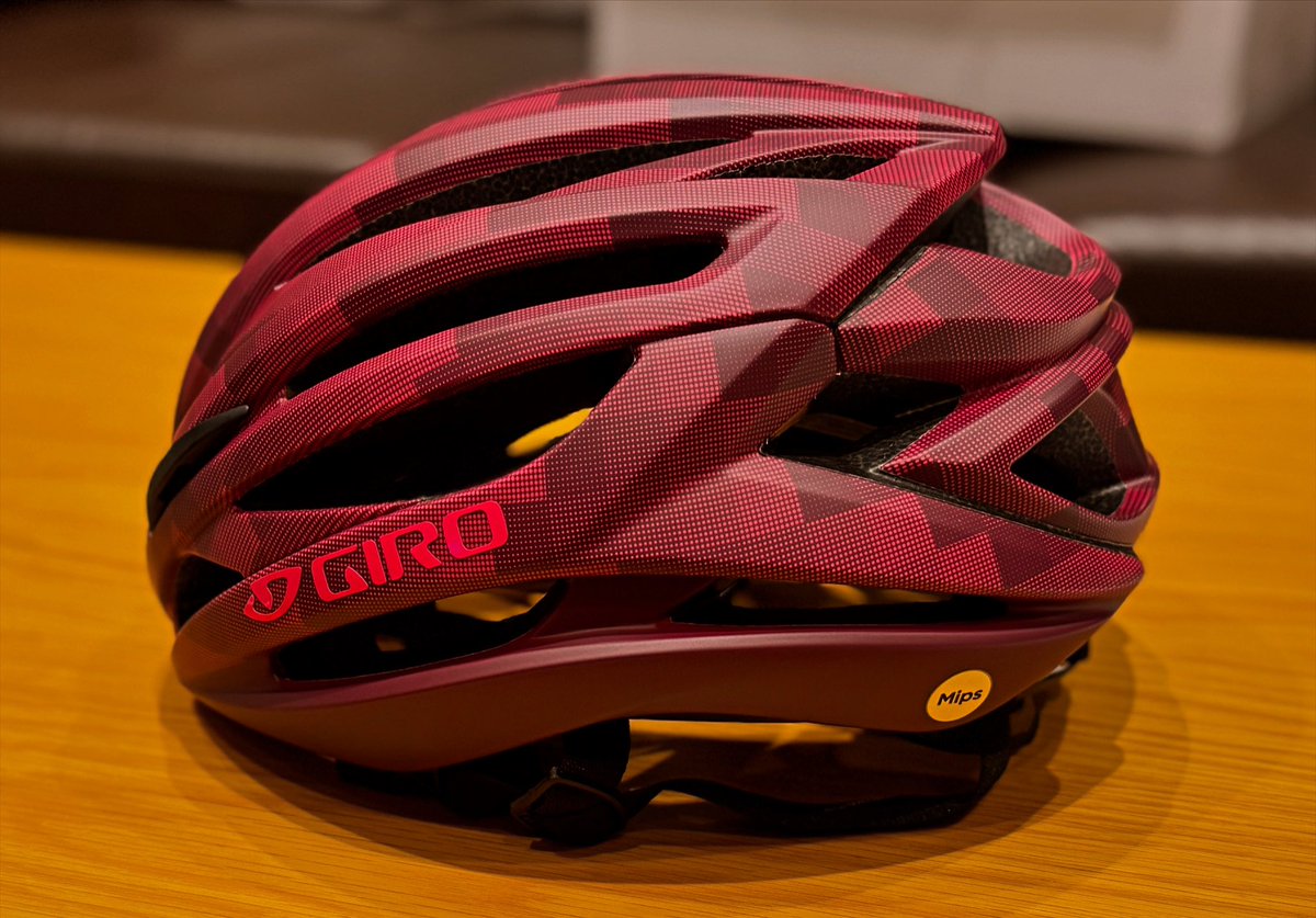 yachtseaeng's tweet image. ヘルメット長年使って(長年使うモノではないらしいですが)壊れちゃったので新調。初MIPS。 #giro #syntax