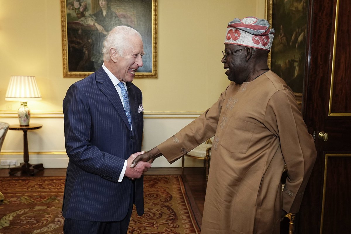 BI_Creezy's tweet photo. Tinubu @officialABAT gov don useless finish! na gov wey no fit support EFCC to catch ordinary Yaya Belo Abi na weak bola wey no fit face world leaders for UN talk truth to dem face?

Na REVOLUTION go free us!
 i don do Album 👇🏿 CULTURE AND REVOLUTION👇🏿 https://t.co/XHG140IlYV https://t.co/9tTEeIGwlC