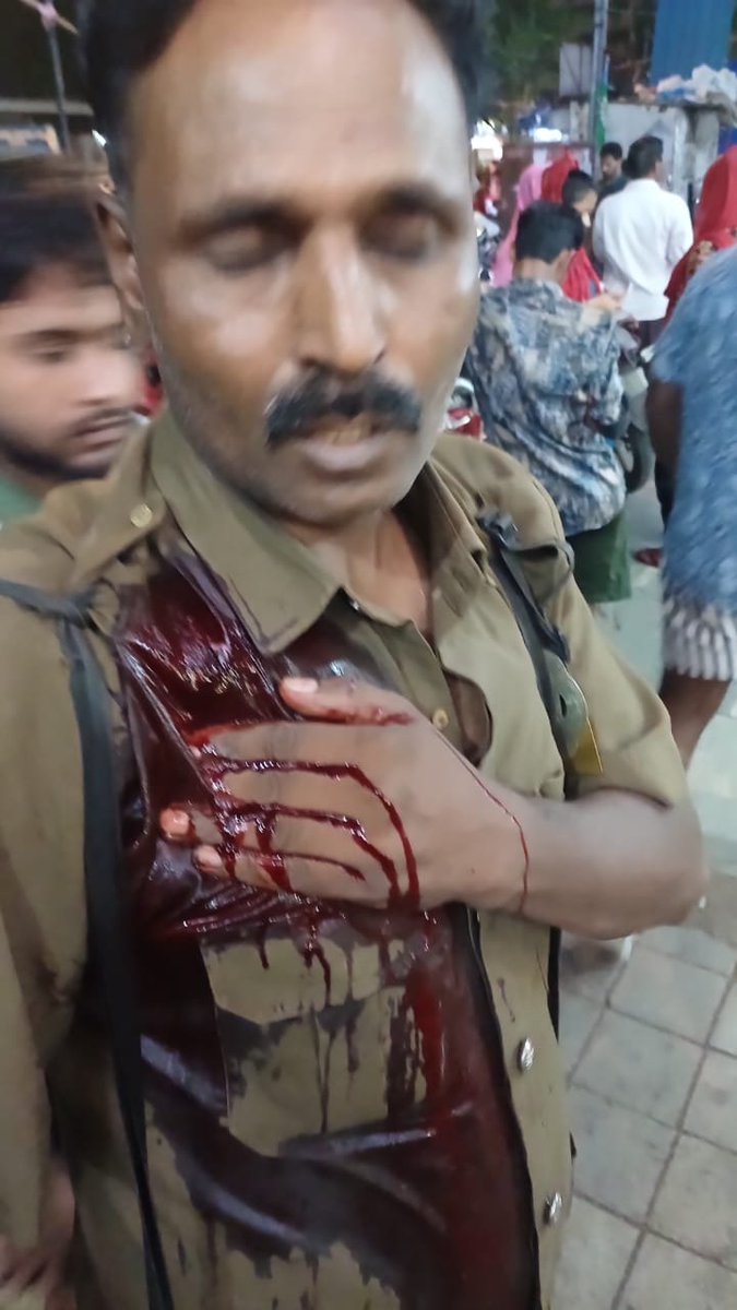 mid_day's tweet image. Ashok Dagle, a bus conductor from the Vikhroli depot, was attacked for money by unidentified persons at Dharavi Yellow Bungalow while on bus route number 7 on Thursday.

BEST officials confirmed the incident and said they are gathering details of what exactly happened.  

More