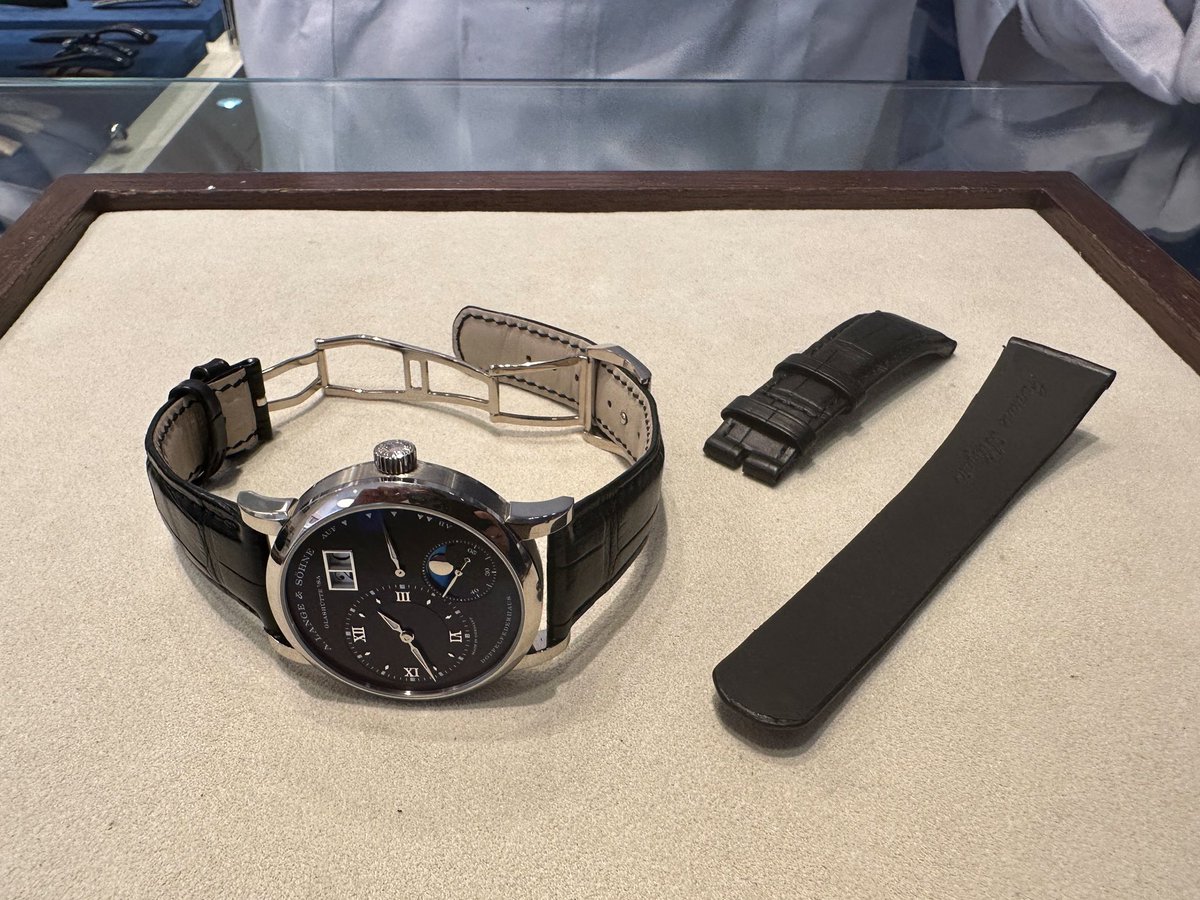 ppa324's tweet image. 今日はジャンルソーさんでオーダーベルトの受け取り！

表は完全ランゲの純正に寄せ、裏は夏の終わりながら通年使用できるようラバーの仕上げに✨

一つ穴の自分だけのオーダー感に満足度半端ない🥺

#ジャンルソー
#jeanrousseau