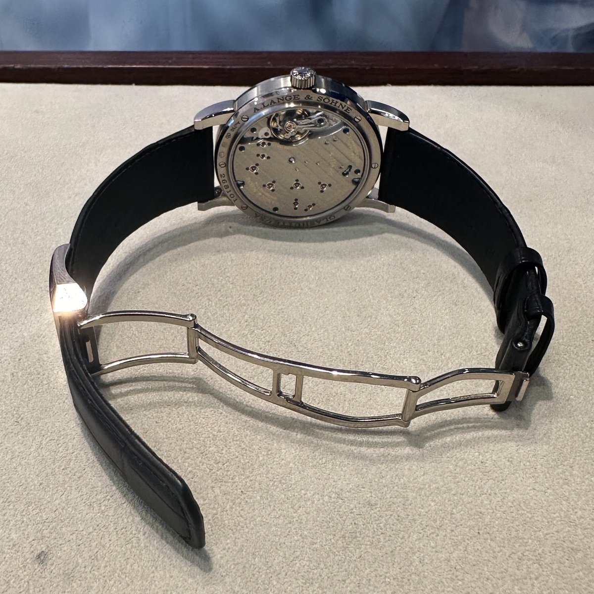 ppa324's tweet image. 今日はジャンルソーさんでオーダーベルトの受け取り！

表は完全ランゲの純正に寄せ、裏は夏の終わりながら通年使用できるようラバーの仕上げに✨

一つ穴の自分だけのオーダー感に満足度半端ない🥺

#ジャンルソー
#jeanrousseau