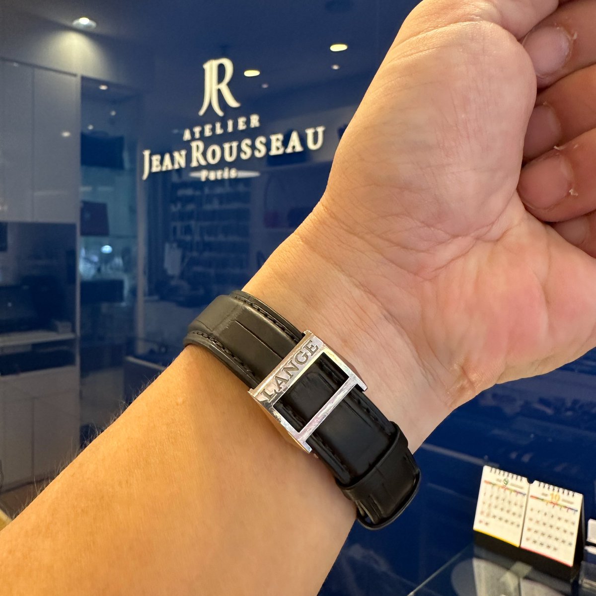 ppa324's tweet image. 今日はジャンルソーさんでオーダーベルトの受け取り！

表は完全ランゲの純正に寄せ、裏は夏の終わりながら通年使用できるようラバーの仕上げに✨

一つ穴の自分だけのオーダー感に満足度半端ない🥺

#ジャンルソー
#jeanrousseau