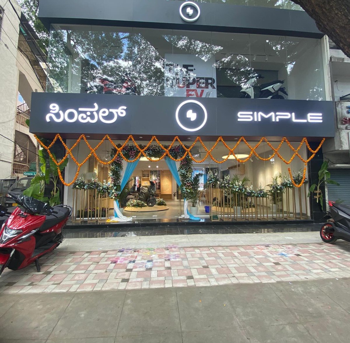 SimpleEnergyEV's tweet photo. JP Nagar, welcome your very own #SimpleStore Come by and check out the #SuperEV - India’s longest range electric scooter! https://t.co/47ElMuSpID