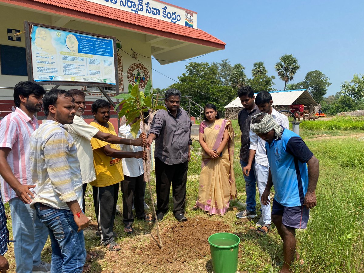 svvetvarsity's tweet photo. On the occasion of "Swachata Seva Campaign (17.09.24 to 02.10.24)" and NSS day weekly celebrations @ CVSc Garividi the following programs were conducted today under the chairmanship of Dr. Makkena Sreenu, Associate dean sir. https://t.co/6iltaS9WPj