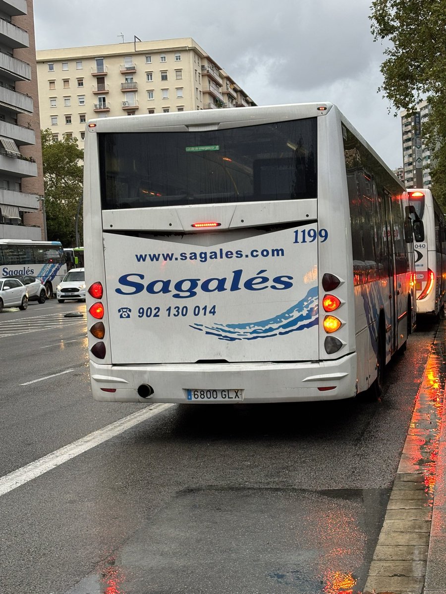bsilanes's tweet photo. Fa parades en llocs del mig de la Meridiana per deixar a la gent que ell s’ha oblidat de parar a la parada reglamentària #CrazyDriver @sagalesbus https://t.co/xFC8ROeglb