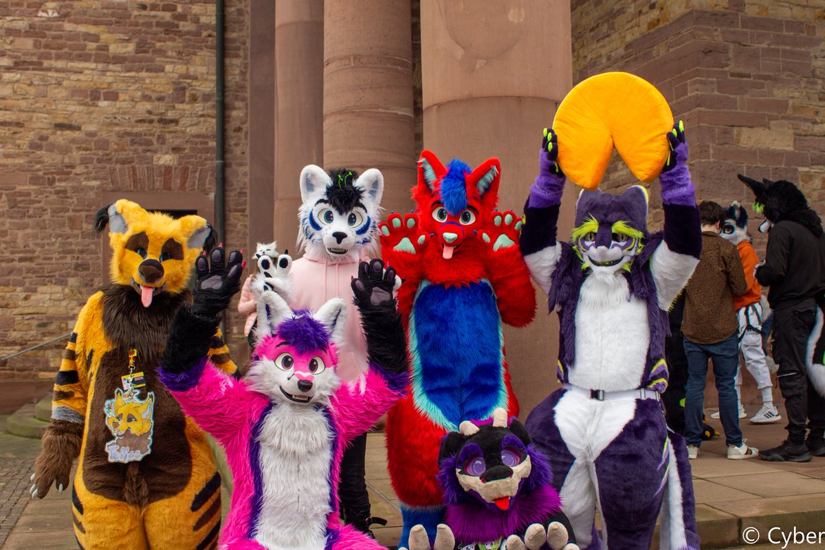 Happy #FursuitFriday mit 
<a href="/flooffrons/">Toffee/Noky</a> 🦈
<a href="/Gallaxus1/">Gallaxus</a> 🐱
<a href="/ProeliumTheFox/">Proli 🦊❤️💙 🛤️🔜SFJ, NFC</a> 🔴🦊
<a href="/cenecasergal/">Ceneca</a> 🧀
<a href="/Kyraanim/">Kyra KuschelFuchs 🦊</a> 🦊
Und ein anderen cuten Fussel
📷 <a href="/CyberTheDerg/">Cyber</a> 
Vom Karlsruher Fursuitwalk 2.24
#fursuiting #Fursuit #furryfandom  #furries #ilovemyjob