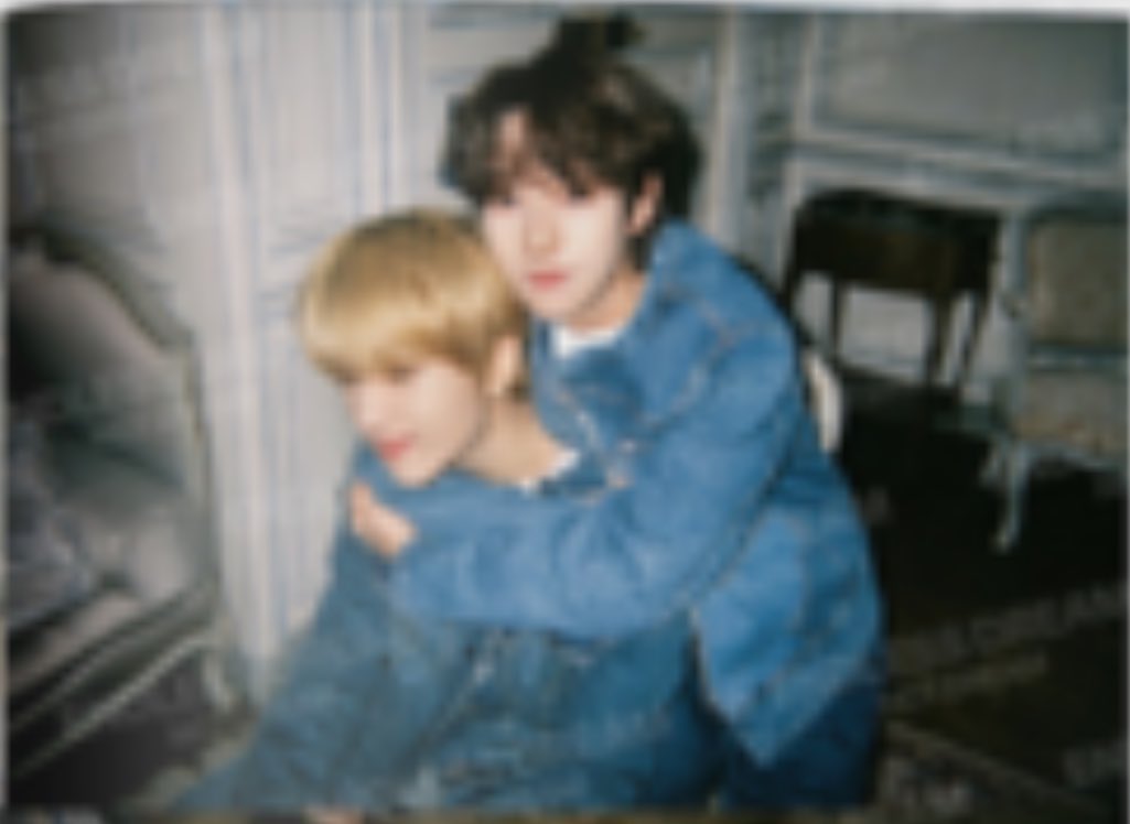 อานนิคือหม๋าเด่กมากกกกก น่ารักจุงๆๆๆ แงๆอะ น่าจิเป็นจีซองกับอินจุนแม้ะ แล้วคือรูปดูจะน่ารักมากแน่ๆอะ รูปแรกอินจุนเอนหัวไปซบแบบ แก้มแหมะอยู่ที่ไหล่เลย รูปขวาคือ กอดคอล้อคคอไว้เยย น่ารักมากก