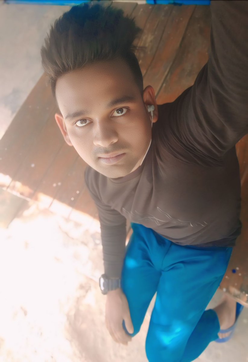 मतलबी जमाना है,
       नफरतो का कहर है,
ये दुनिया दिखती शहद है,
       पिलाती जहर है।   
     #Good_Morning