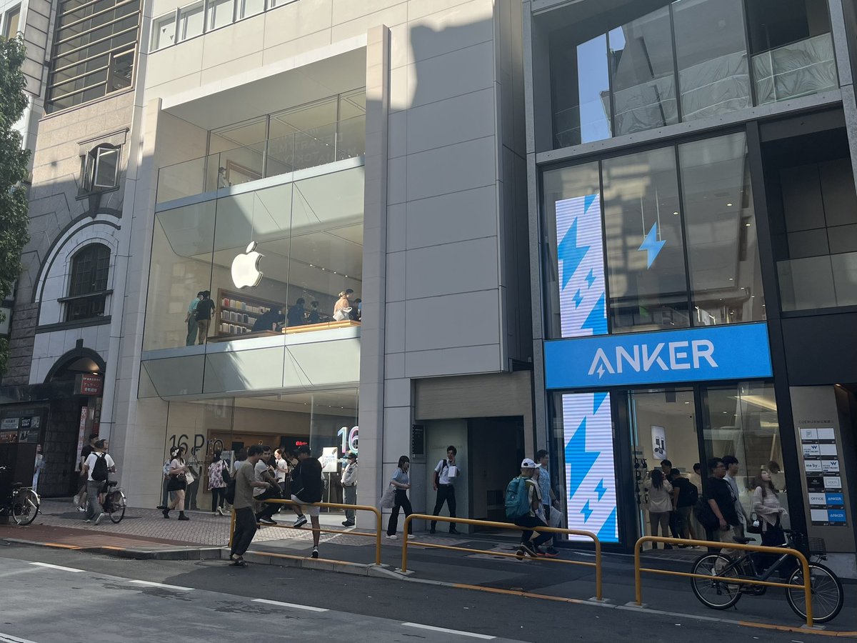 ANKER 渋谷店、Apple Storeの隣にオープンしたの賢すぎるな。

ちなみに先週埼玉の友達に「小さな珈琲屋始めたいんだけど、どこに出すべき？パルコとか？」って聞かれたので、「周りにカフェがない自転車屋さんの隣」と答えたのを思い出した。