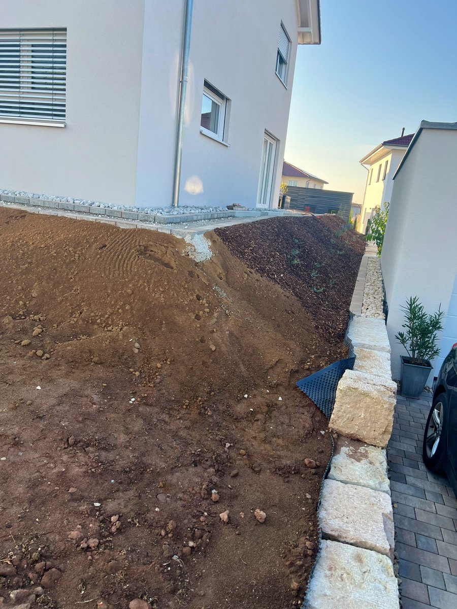 EbiMi28's tweet photo. In einer Woche wurden hier 8t Humus, 4t Schotter, Beton, Beton, Pflastersteiner, 750kg Zierschotter und rund 900kg Rindenmulch versenkt. Ich finde man sieht einen Unterschied.
#GaLaBau #Ebibaut https://t.co/gOklNDM2iv
