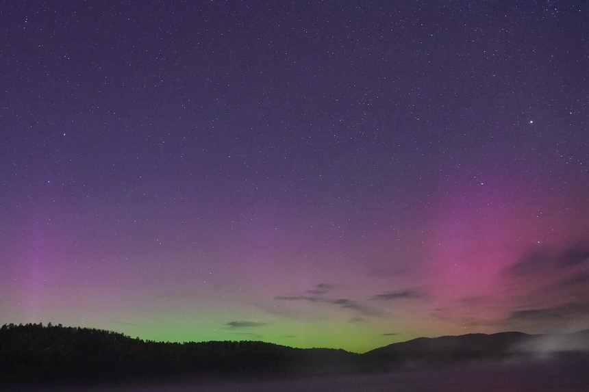 VoiceofPD's tweet image. A spectacular display of red &amp;amp; green #aurora lit up the pre-dawn sky on Sept. 13 in #Mohe. Located in NE China's Heilongjiang Province, Mohe is often called the country's "#NorthPole" and has been drawing crowds of tourists eager to witness the rare celestial show.