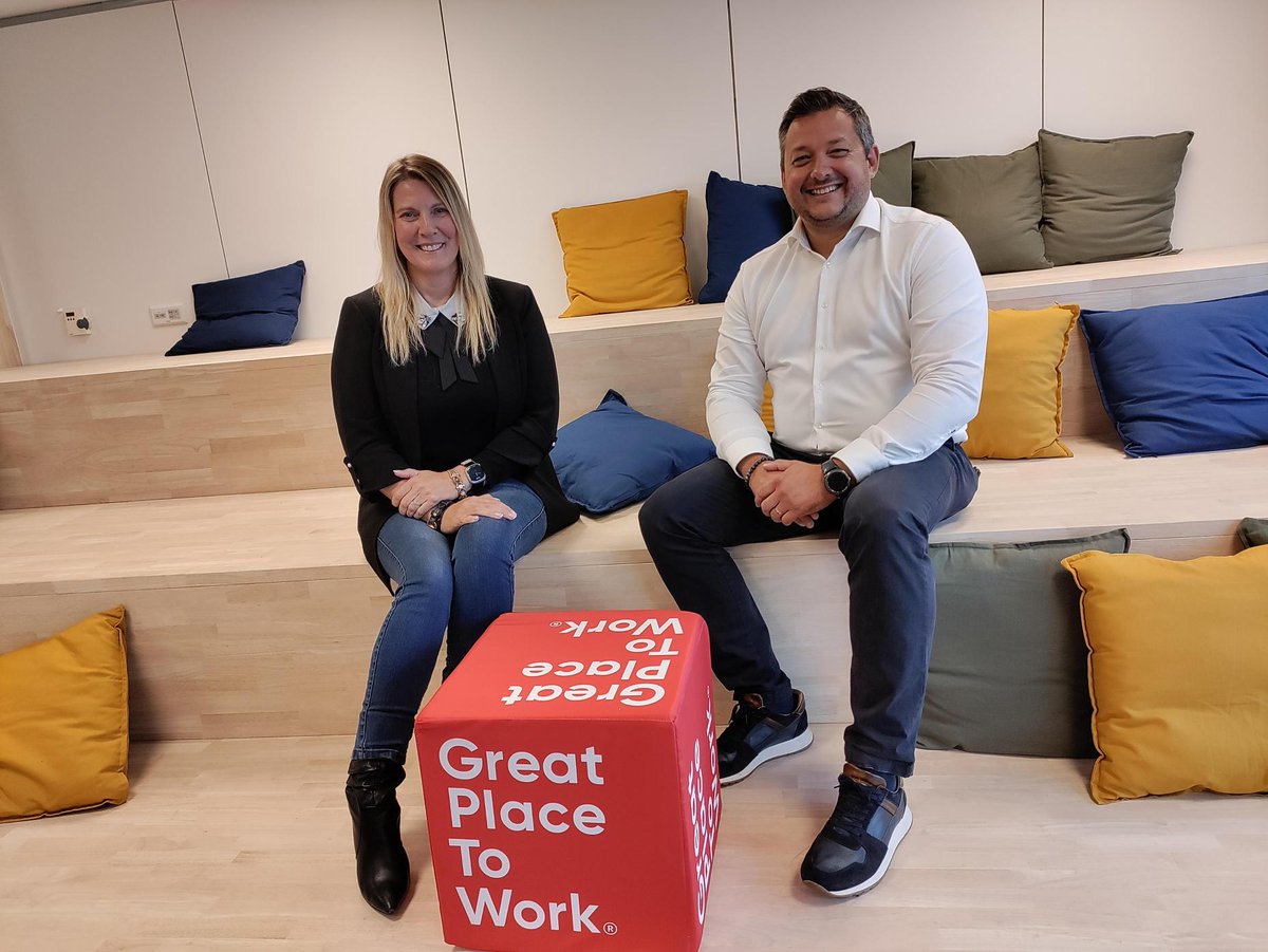 Nieuw talent aan boord! Nordin Desmedt startte als Application Consultant binnen het Data Solutions team en Ilva De Sutter en Bart Diedens komen ons salesteam versterken. Welkom alledrie!

Wil jij ook graag poseren op onze tribune? We zoeken nog volk 🔎 esc.be/jobs/vacatures/