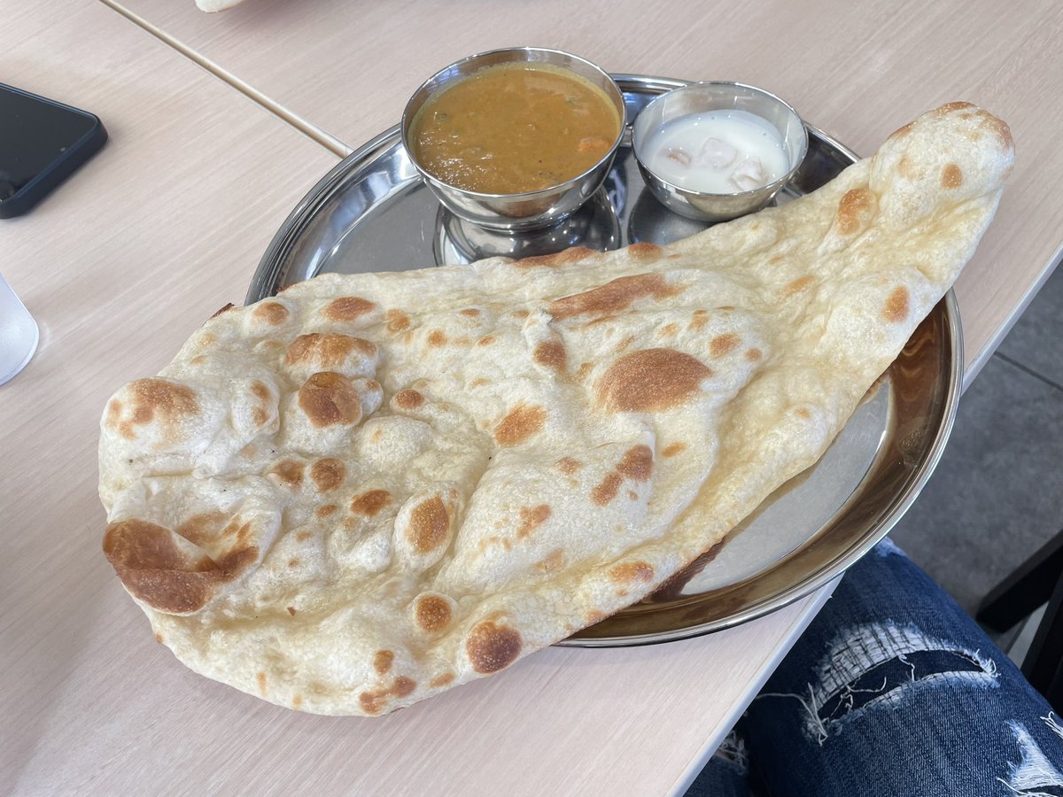 なんなん！！
このナンめっちゃ
おっきいやん！！！
こんなん食べたら絶対お腹いっぱい！

おかわりしてこのナン2枚も食べた！ww

でぶまっしぐら🤦‍♀️🤦‍♀️🤦‍♀️🤦‍♀️