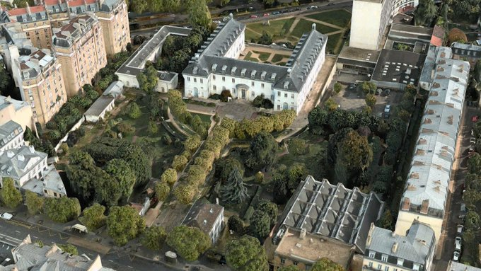 GnsaParis17's tweet photo. #Paris14 a l'immense chance de disposer d'un vaste poumon vert 🫁🌳 avec le parc qui entoure l'ancien hôpital de La Rochefoucauld : il doit absolument être préservé, et ouvert au public sans être dénaturé par des attractions ni grignoté par des constructions supplémentaires ! https://t.co/3tgBxDsSZh