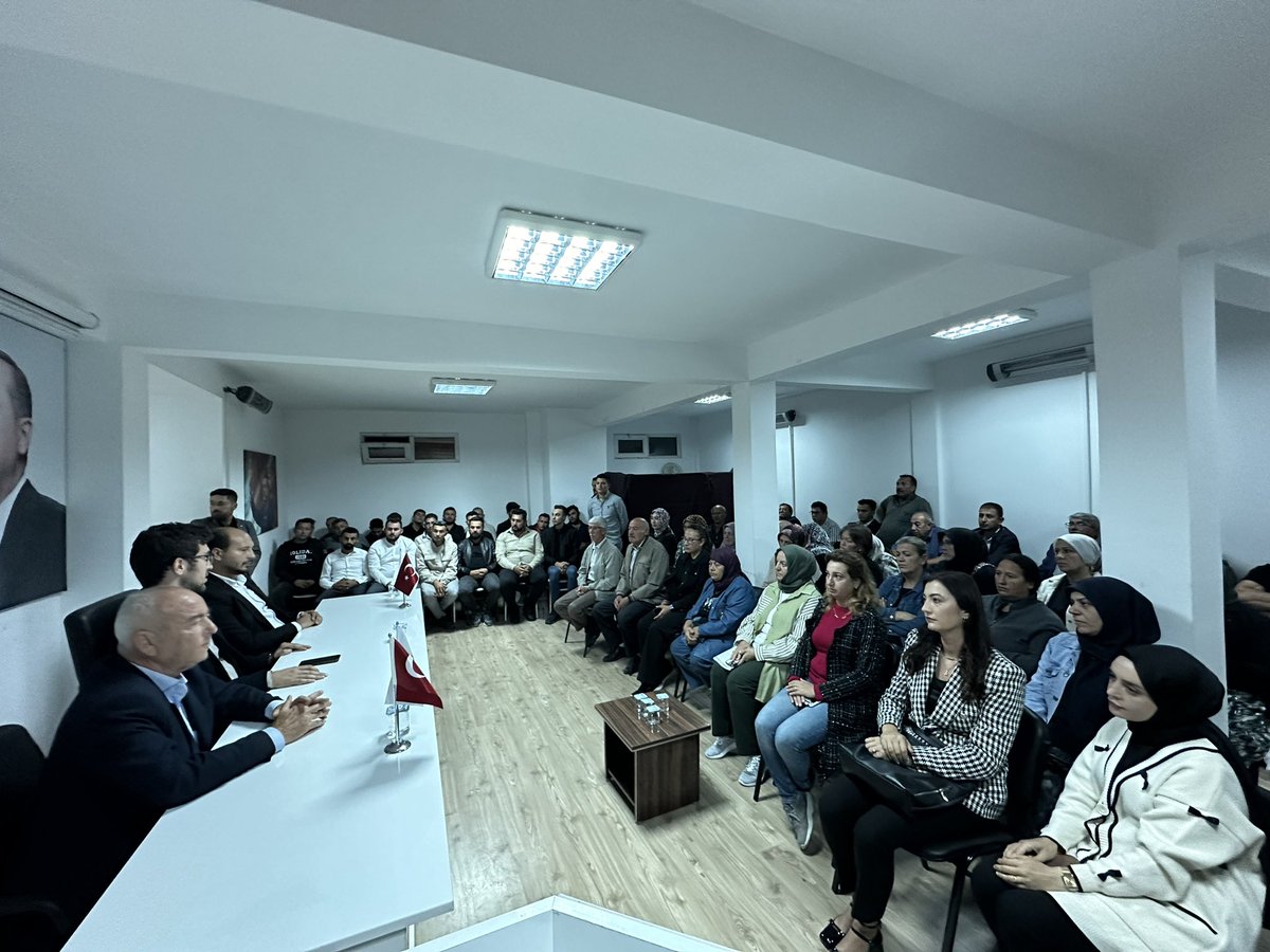 AK Parti Seyitgazi İlçe Başkanlığımızda gerçekleşen İlçe Başkanlığı Devir Teslim Törenimiz, İlçe Koordinatörümüz Seydi Ünal'ın katılımıyla, eski İlçe Başkanımız Yaşar Türk ile yeni İlçe Başkanımız Özcan Yıldız'a yeni görevlerinde başarılar dileriz.