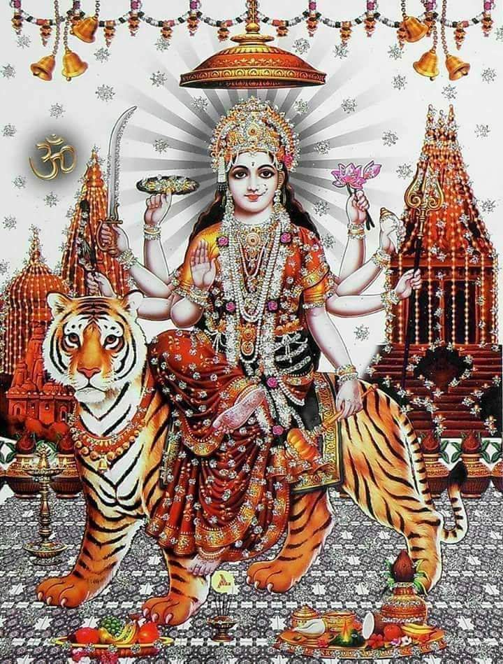 अभी हम आपको माता रानी के मुख्य अस्त्र के बारे में बताते हैं।

माता रानी के त्रिशूल का धार्मिक और आध्यात्मिक महत्व बहुत बड़ा है। त्रिशूल, शक्ति और दुर्गा माता का प्रमुख अस्त्र है, जो त्रिदेवों (ब्रह्मा, विष्णु, और महेश) के तीन गुणों (सृष्टि, पालन और संहार) का प्रतीक है। यह तीन