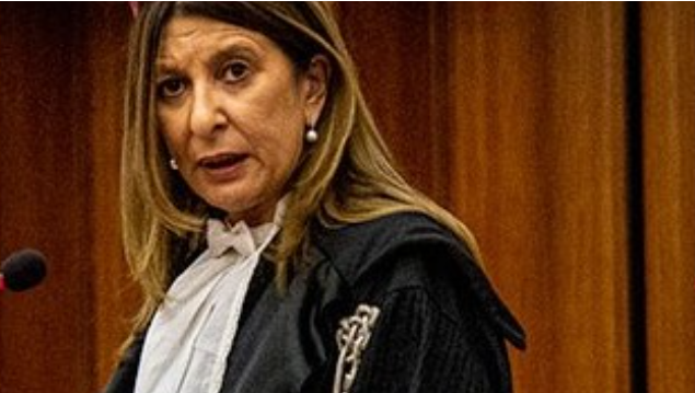 OSNMITALY's tweet photo. Solidarietà ai magistrati.
Dopo la richiesta di 6 anni per Matteo Salvini nell’ambito del processo Open arms, sono giunte migliaia di messaggi di insulti, minacce via social, ed anche vere e proprie, e ben più allarmanti, lettere intimidatorie contro Marzia Sabella, Gery Ferrara e Giorgia Righi i tre giudici autori della richiesta.
La denuncia arriva dalla Procuratrice generale di Palermo Lia Sava che ha lanciato l’allarme durante il Comitato provinciale per l’Ordine e la Sicurezza pubblica. La colpa dei magistrati? Provare a far rispettare i diritti umani e la Costituzione e chiamare a rispondere dei propri reati chi questi diritti li nega. Fosse anche un Ministro. Visto che la legge sarebbe uguale per tutti.
Ma loro son quelli che sostengono che per qualcuno "la legge è più uguale", e son gli autori dell'unica riforma della giustizia fatta per difendere se stessi e i propri amici dalla giustizia, o quelli che proprio oggi spacciano in un disegno di legge approvato alla Camera per sicurezza quella che è solo repressione sociale del dissenso e dei bisogni. I peggiori per giunta privi di ogni dignità e vergogna!!!
Se Salvini è innocente o colpevole lo decideranno i magistrati,ma ciò non toglie che la campagna diffamatoria nei confronti dei magistrati è partita dalla bestia mediatica della destra. Spero vivamente che la @ANMagistrati e il @Quirinale intervengano duramente per perseguire questi signori che si credono al di sopra delle leggi della Repubblica.
#laleggeèugualepertutti #iostoconimagistrati
Di Mario Imbimbo.