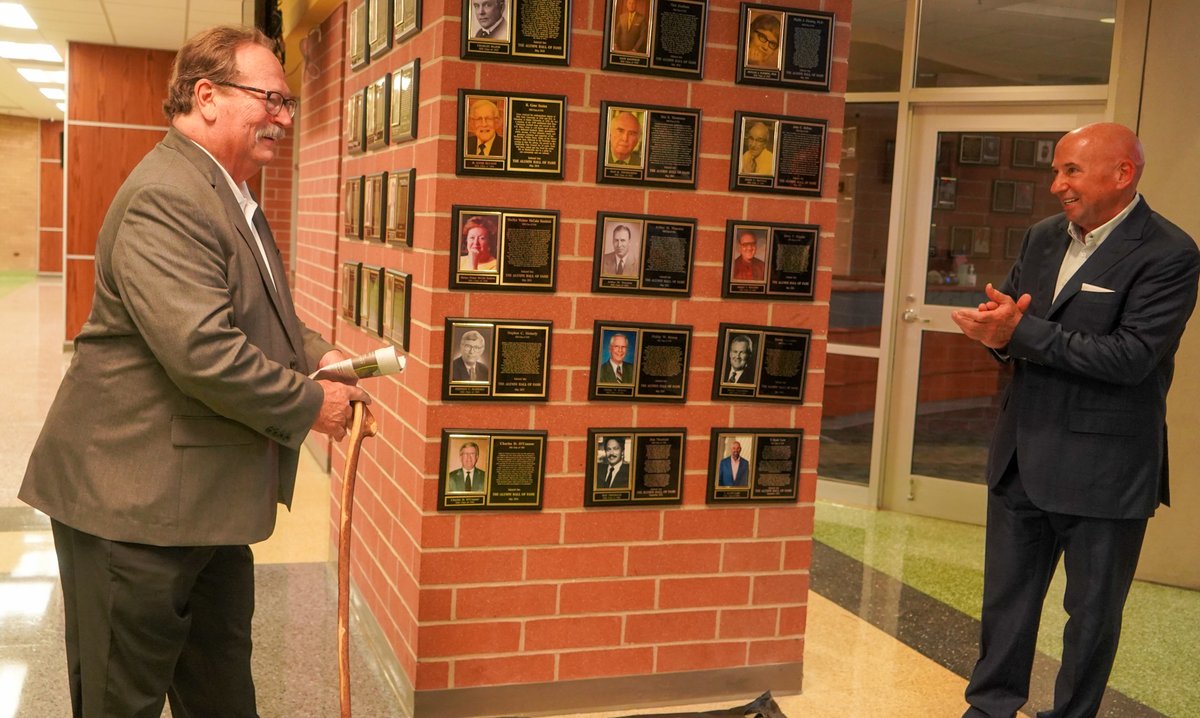 AddisonTimes's tweet image. SHS alumni Dan Theobald and T. Scott Law were inducted into the Hall of Fame last night.

addisontimes.substack.com/i/149096498/th…