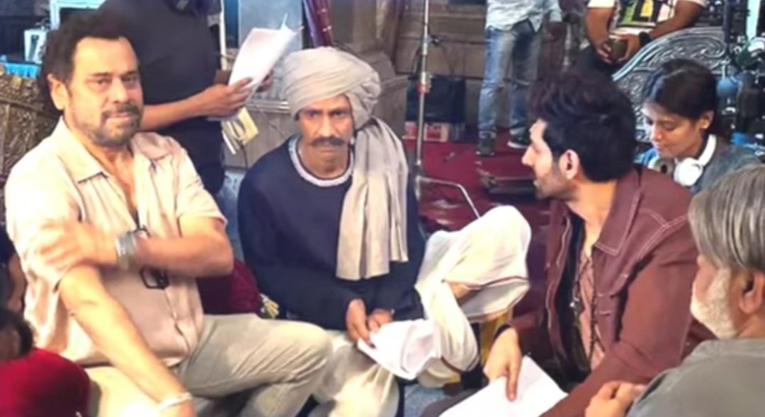 DORA_EMON061150's tweet photo. OMG! Found some behind-the-scenes pics/vids from the Bhool Bhulaiyaa 3 shoot! 👻 Can't wait to see what they've got in store! | #BhoolBhulaiyaa3 | #KartikAaryan | #Vidayabalan | https://t.co/ZeGICtN50M