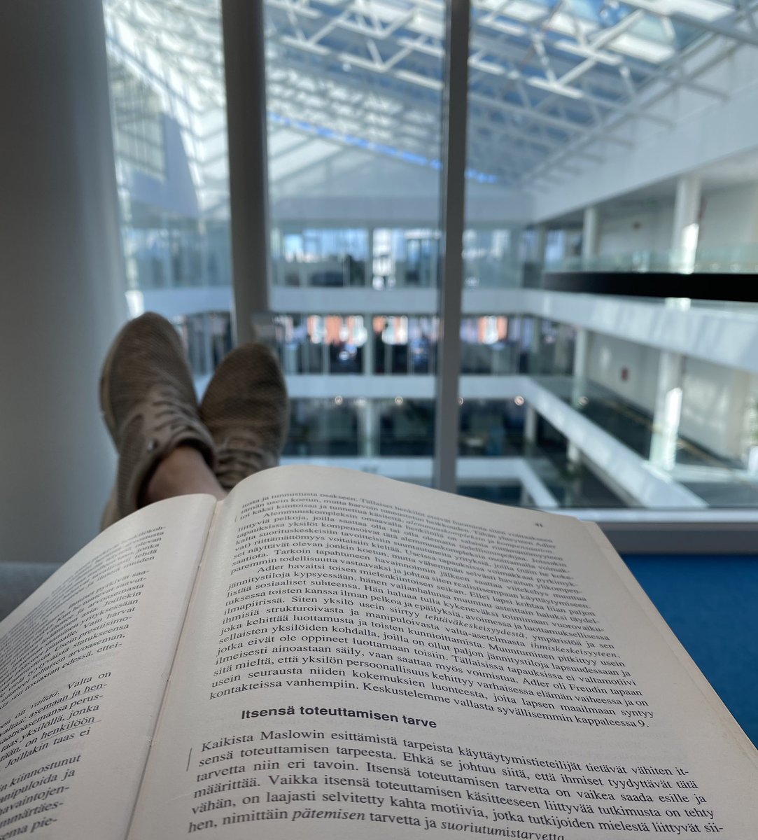Tänään harvinaista herkkua. Kone IT:n hellässä huomassa ja itse painotuotteen äärellä ammentamassa tulevaan työpajaan inspiraatiota. 👀📙
#työelämä
#leadershipdevelopment