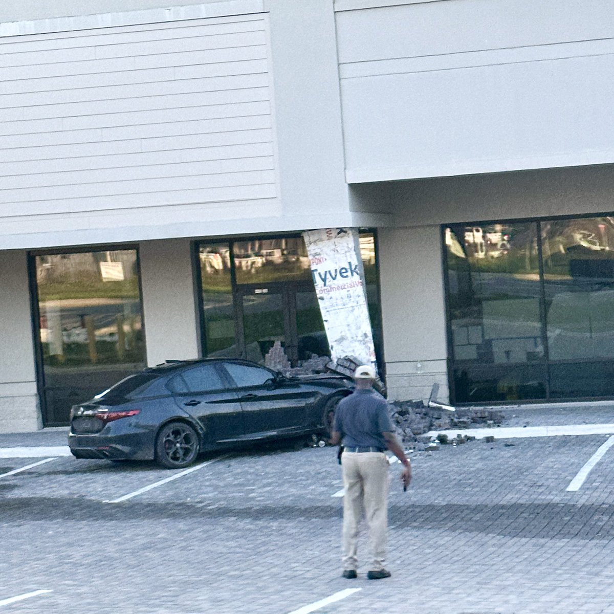 #BreakingNews‌ High-speed crash on Highway 17 at Roosevelt Square damages storefront <a href="/westmarine/">West Marine</a> #jacksonvilletraffic