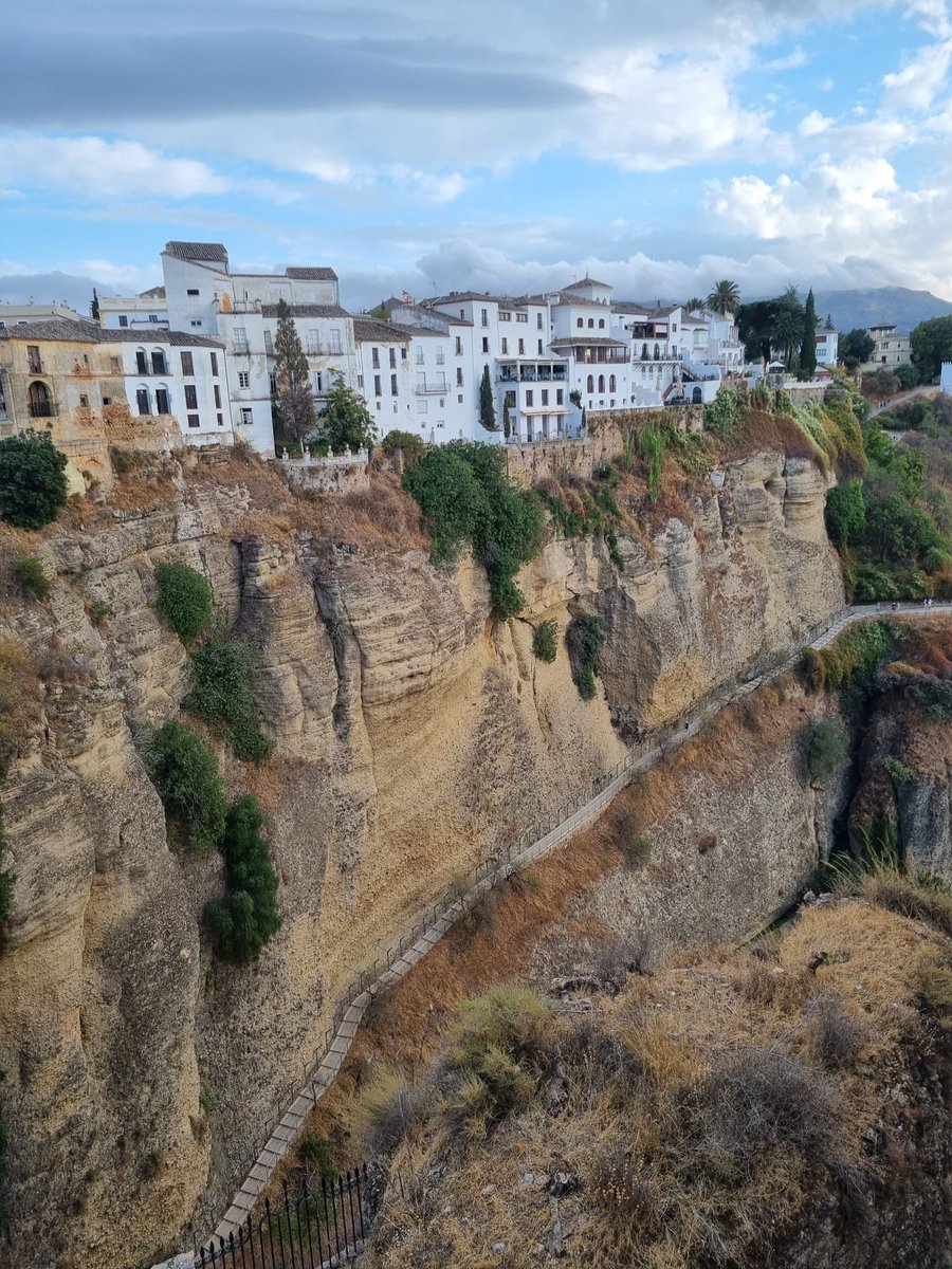 Virage8's tweet photo. De Grenade à Ronda, l’Andalousie a ouvert ses portes à nos membres, les paysages, les prouesses techniques tel le pont piéton de El Chorros et pour finir Ronda accrochée à son piton rocheux et ses arènes.
#passion #plaisir #partage #virage8 #capsud #ridetogether
📸 @Virage8 https://t.co/Ttcki8LLiU