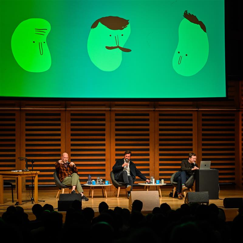 LondonPodFest's tweet image. We were treated by @mrmikewozniak @henrypaker
&amp;amp; @benpartridge to 2 very healthy portions of beans at #LondonPodFest 🫘

If you missed out, (or just want to re-live the chaos) both @beansaladpod shows are available to stream until 29 Sep!

Get you fix: kingsplace.co.uk/kplayer/