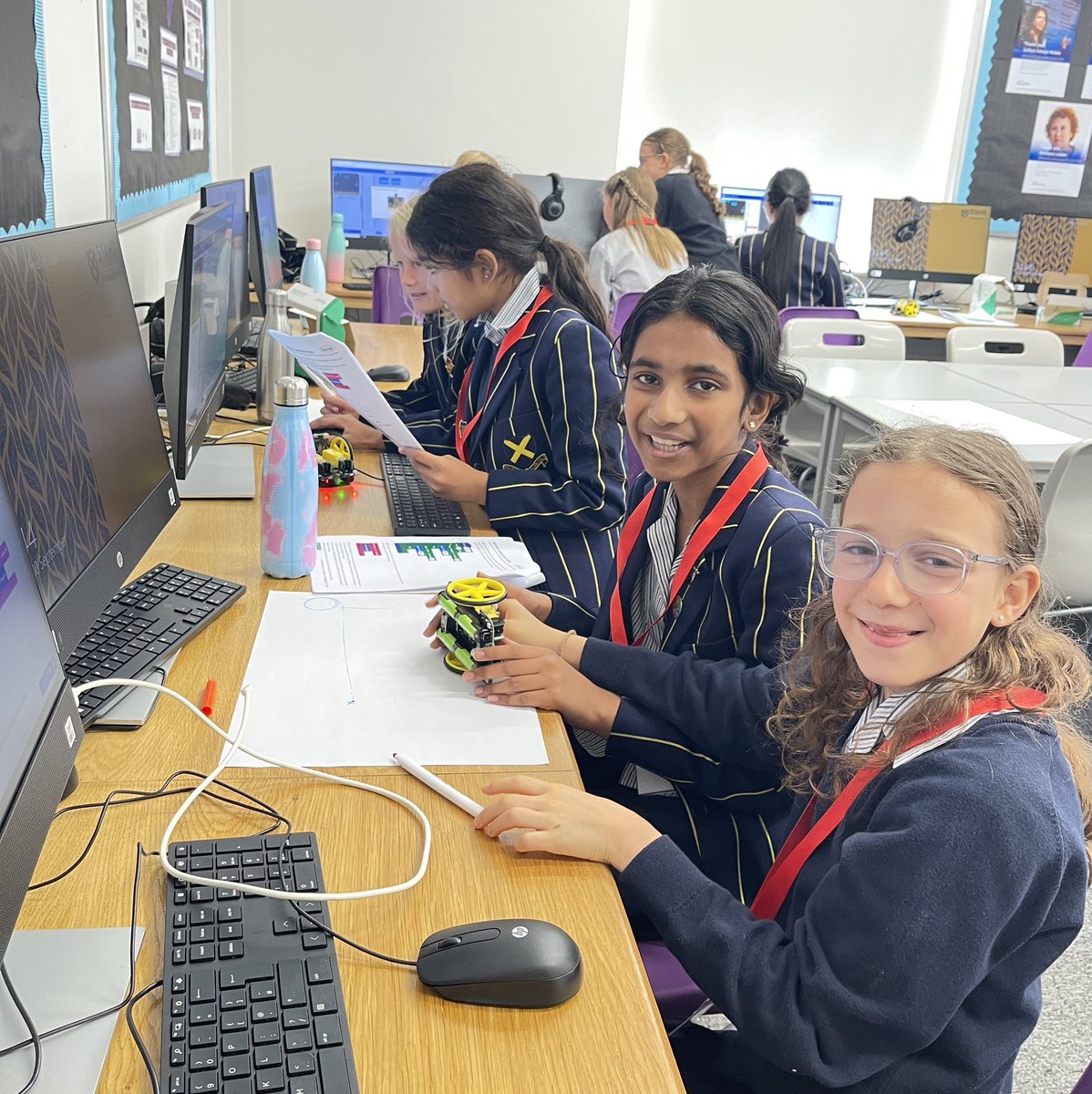 Year 6 are enjoying their Academic Experience Day at #STAHSSenior Highlights have been demonstrating convection through the teabag flying experiment and instructing robots in Computer Science 💨🤖