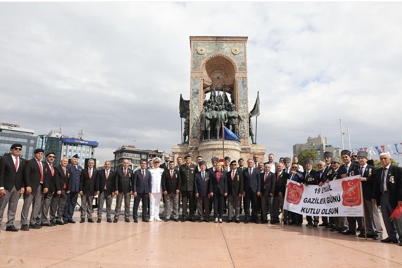 19 Eylül Gaziler gününde İstabul vali yardımcımız Sn <a href="/miaserapcetin/">Serap ÖZMEN ÇETİN</a> hanımefendi ile birlikte Taksim Cumhuriyet Anıtı’nda çelenk sunma töreni yaptık.
Başta Gazi Mustafa Kemal Atatürk ve silah arkadaşları olmak üzere kahraman şehit ve gazilerimizi rahmet ve minnetle yad ediyorum.
