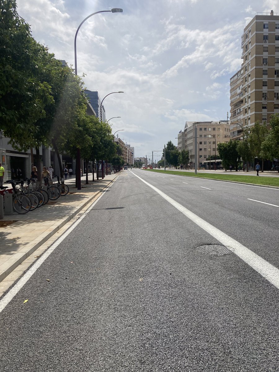 veganegrete1970's tweet photo. Antes que abran al tráfico en Luís de Morales, ¿dónde están los aparcamientos de bicicletas @Ayto_Sevilla ? No se puede ir a comprar en bici… vamos pá atrás como los cangrejos 🙈 https://t.co/nV7pq2NlQX