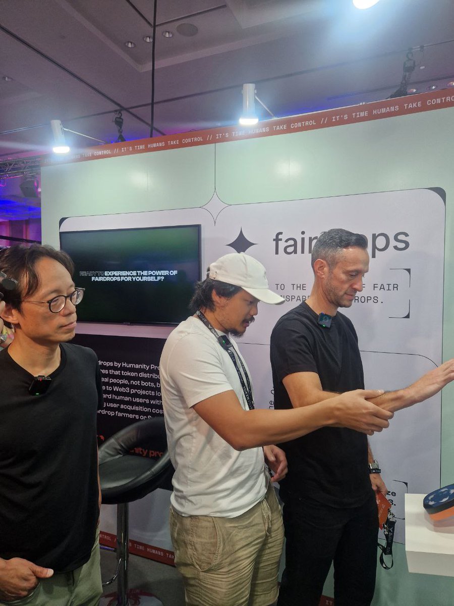 Humanityprot's tweet photo. "The Wolf" @scottmelker becoming a Humanity Pioneer with the support of Terence @terencekwok live at @token2049 Singapore🇸🇬! 🖐️ https://t.co/dpxfi3Iwbz