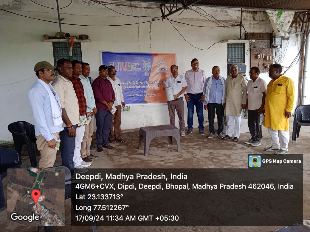 RNTUnivBhopal's tweet image. Dr. Ashok Verma, PI and Faculty of Agriculture at RNTU, organized a farmer’s workshop and field visit in Deepdi village as part of the AWD project supported by MPCST, Govt. of MP. 

#FarmersWorkshop #AgricultureDevelopment #AWDProject #MPCST #RNTU #SustainableFarming
