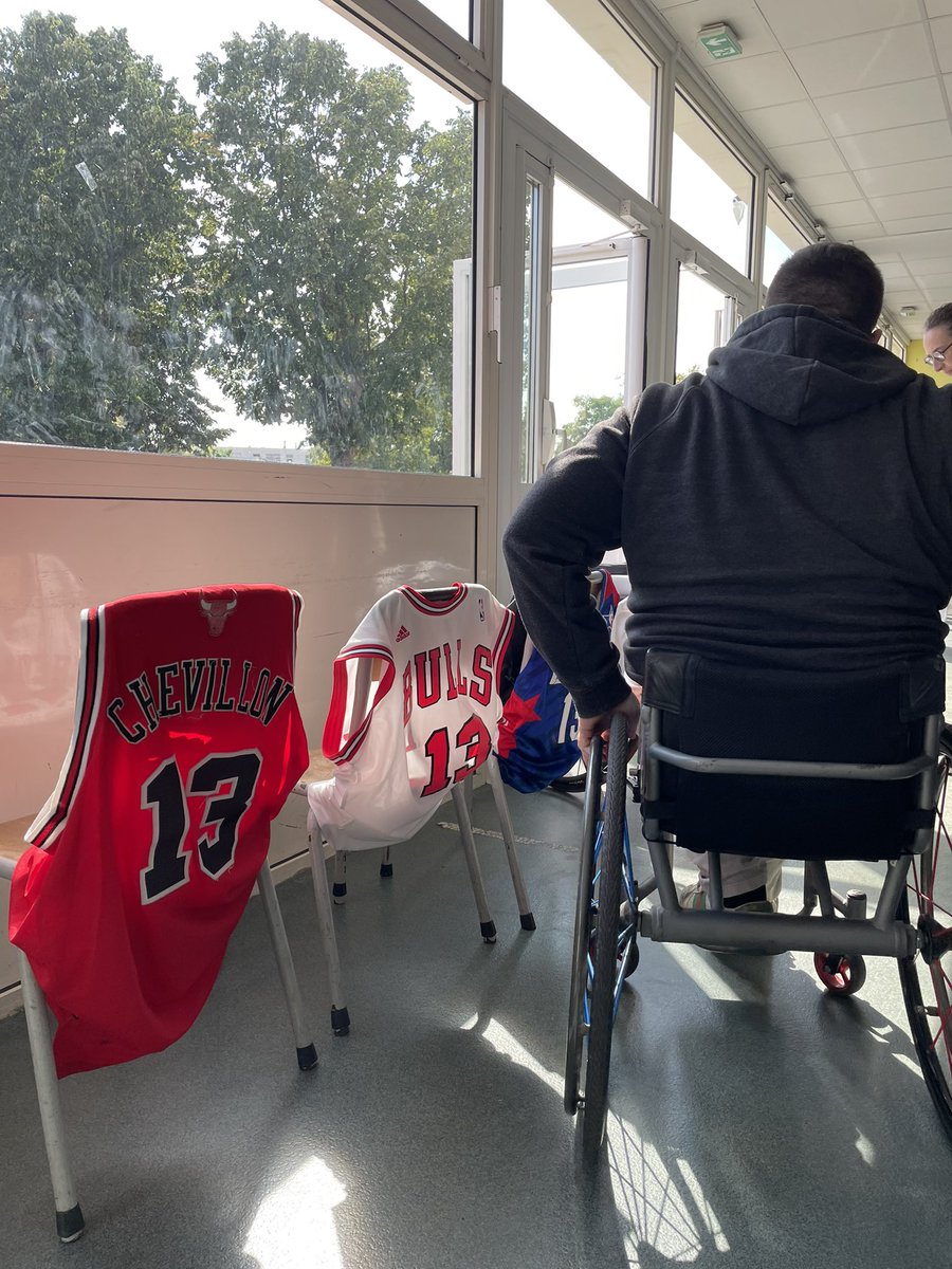 PChatou's tweet image. Le « vrai » maillot des Chicago Bulls présenté aux élèves des écoles de Chatou 
Une rencontre inoubliable en amont de la projection du documentaire : « Les Bulls en roue libres » à 20h15 au cinéma Louis Jouvet