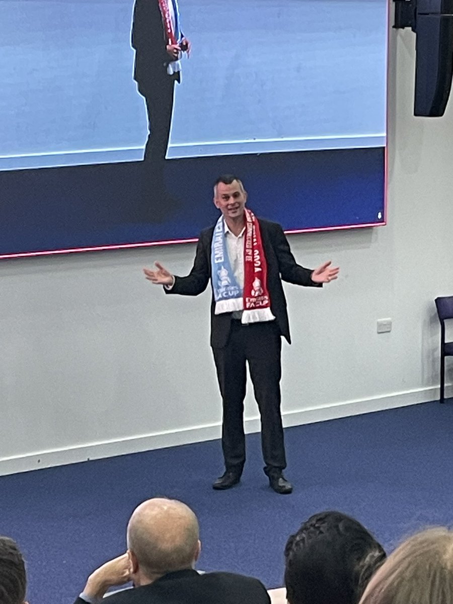 Fantastic inaugural lecture from <a href="/AndyMetOrtho/">Andy Metcalfe</a> today, so pleased he got the #Red4Research note!