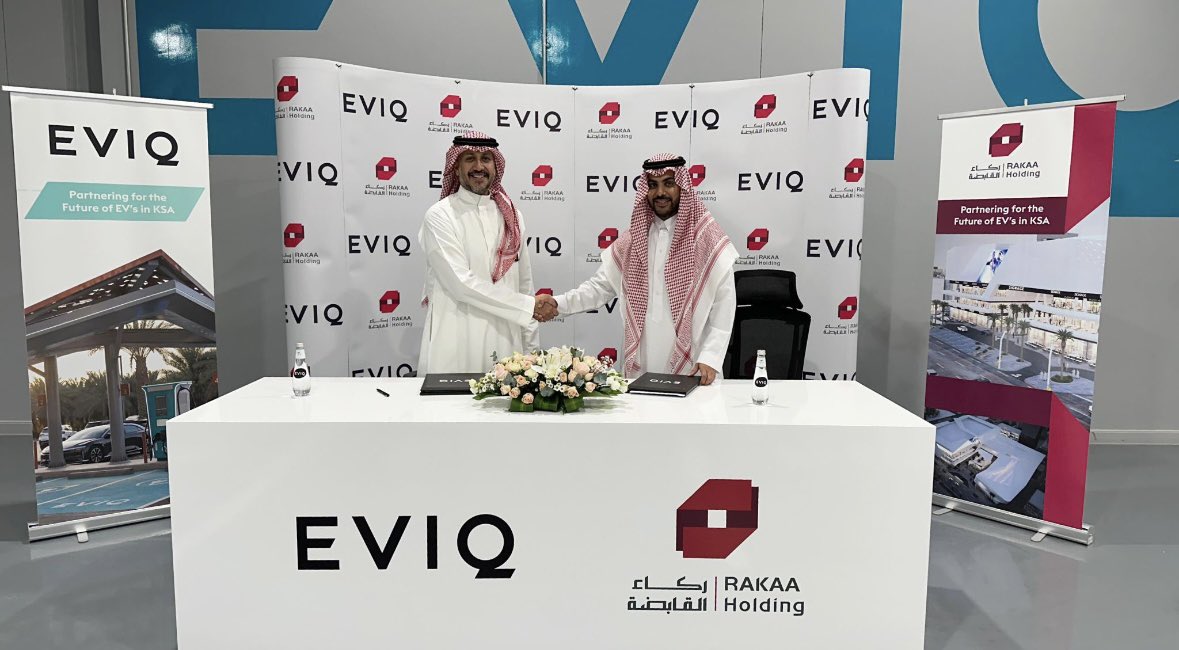 Rakaa_Holding's tweet photo. يسعدنا في شركة ركاء القابضه عن توقيع عقد شراكة مع شركة @Eviqsa للافتتاح محطة شحن جديدة في مجمع سنشري كورنر الرياض. https://t.co/FQvgcSJ06T