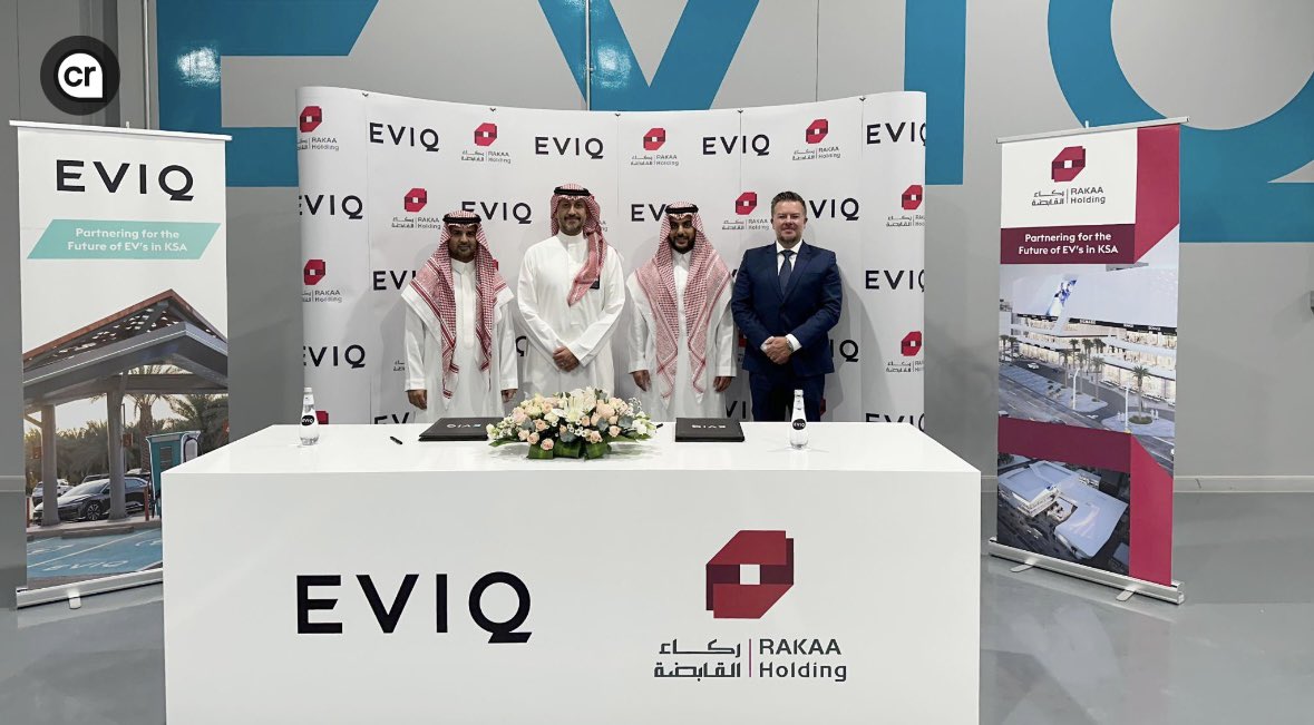 Rakaa_Holding's tweet photo. يسعدنا في شركة ركاء القابضه عن توقيع عقد شراكة مع شركة @Eviqsa للافتتاح محطة شحن جديدة في مجمع سنشري كورنر الرياض. https://t.co/FQvgcSJ06T