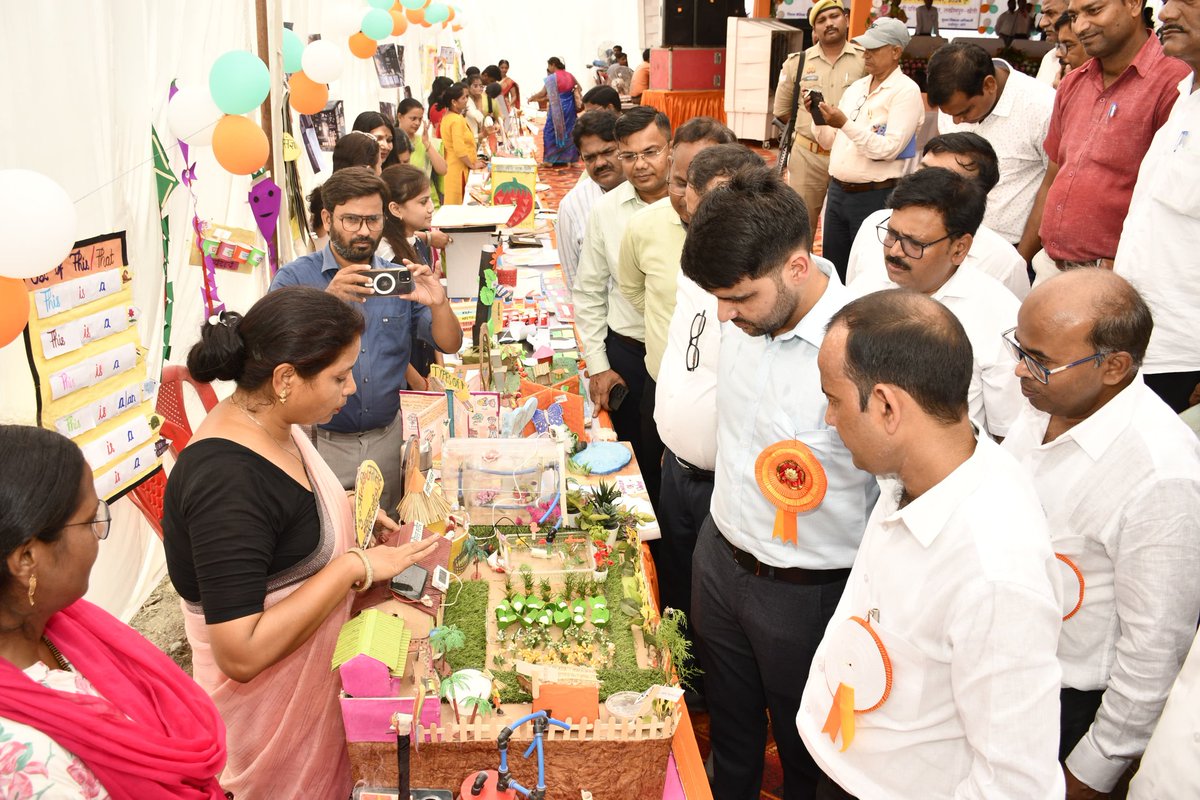 आज बेसिक शिक्षा विभाग के तत्वावधान में मंडी परिसर में "जनपदीय निपुण उन्मुखीकरण कार्यक्रम" आयोजित हुआ, जिसमें परिषदीय शिक्षकों ने खीरी को निपुण बनाने का संकल्प लिया। टीएलएम प्रदर्शनी में शिक्षण की सरल विधा की अनूठी झलक दिखी। नवाचार के छोड़े तीर, बदले शिक्षण की तस्वीर। <a href="/CMOfficeUP/">CM Office, GoUP</a>