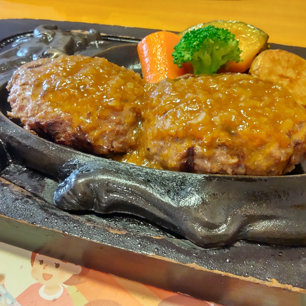 値上げ前に炭火焼きレストラン「さわやか」へ。

相変わらずの県外ナンバー、開店すぐに3時間待ちになる大盛況！

存分に堪能してきました。

#さわやか
#静岡
#ハンバーグ
#富士
#行列